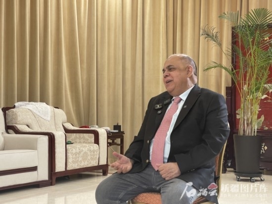 上合組織副秘書長(zhǎng)索海爾·汗在專訪中。石榴云/新疆日?qǐng)?bào)記者 劉翔攝