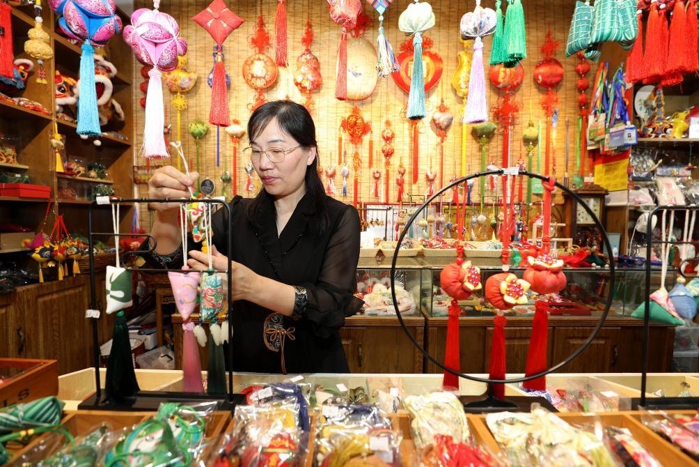 2025年5月25日，安徽省淮北市，非遺香包上貨架。（圖片來源：視覺中國）