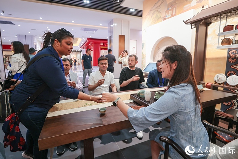 5月25日，外國(guó)媒體人在霍爾果斯國(guó)際邊境合作中心中國(guó)文化館參觀。人民網(wǎng)記者 張武軍攝