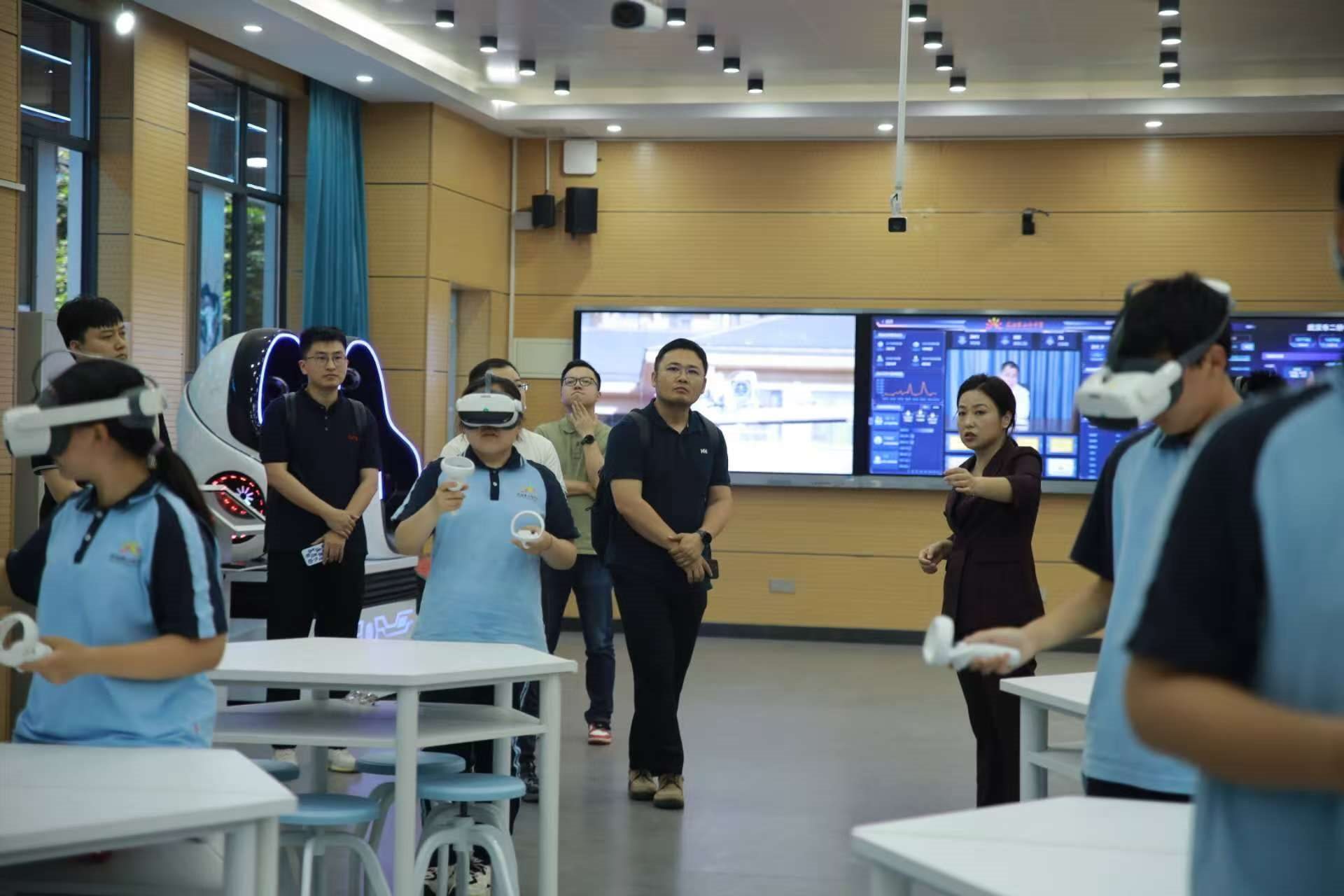 二橋中學學生在應用VR設備學習。主辦方供圖