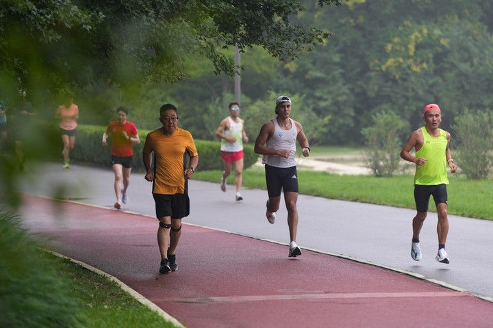 2024年7月14日，市民在北京中軸線延長線上的奧林匹克森林公園運(yùn)動鍛煉。
