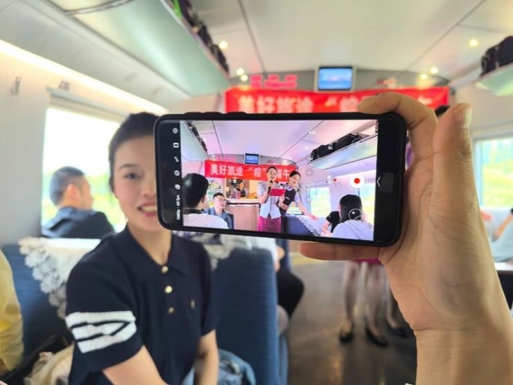 在活動(dòng)中，旅客紛紛舉起手機(jī)拍攝。顏笑攝