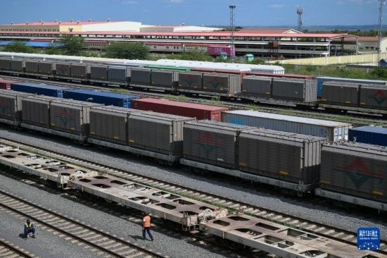 5月31日，在蒙內(nèi)鐵路內(nèi)羅畢站到發(fā)場，鐵路工人在鐵道旁巡檢。新華社記者 楊光 攝