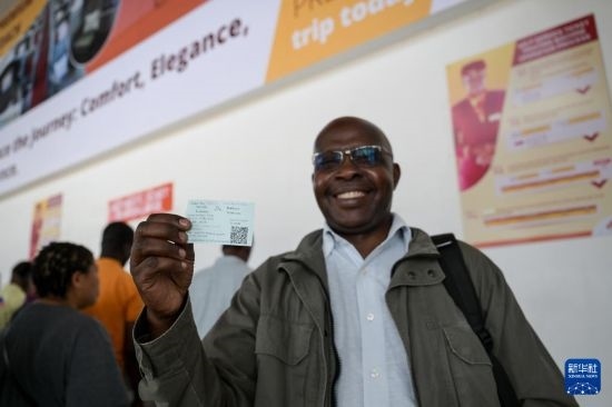 5月31日，在蒙內(nèi)鐵路內(nèi)羅畢站，一名前往蒙巴薩的乘客展示車票。新華社記者 楊光 攝