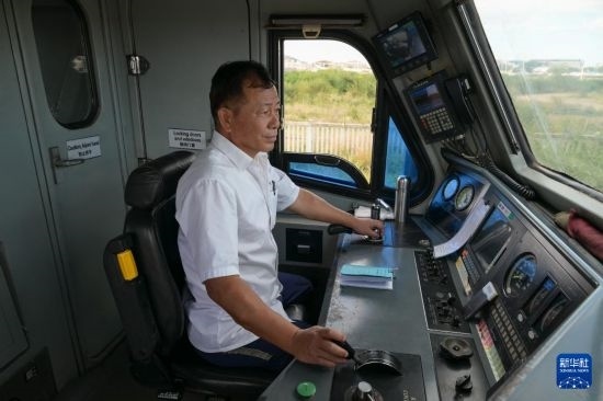 5月31日，在蒙內(nèi)鐵路內(nèi)羅畢站，機(jī)車駕駛員蔣立平在即將開往蒙巴薩的E2次列車上進(jìn)行準(zhǔn)備工作。新華社記者 楊光 攝