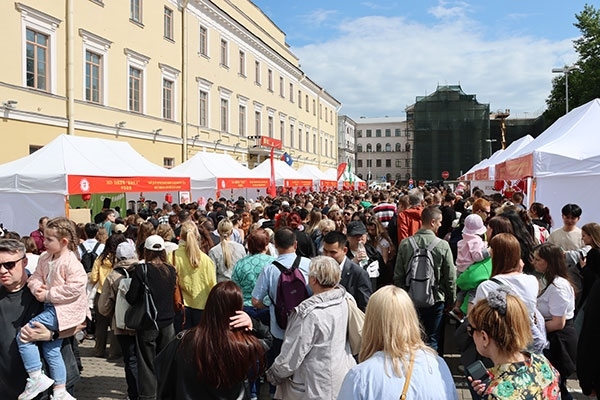 “茶和天下”·雅集活動(dòng)現(xiàn)場(chǎng)。中國駐白俄羅斯大使館供圖