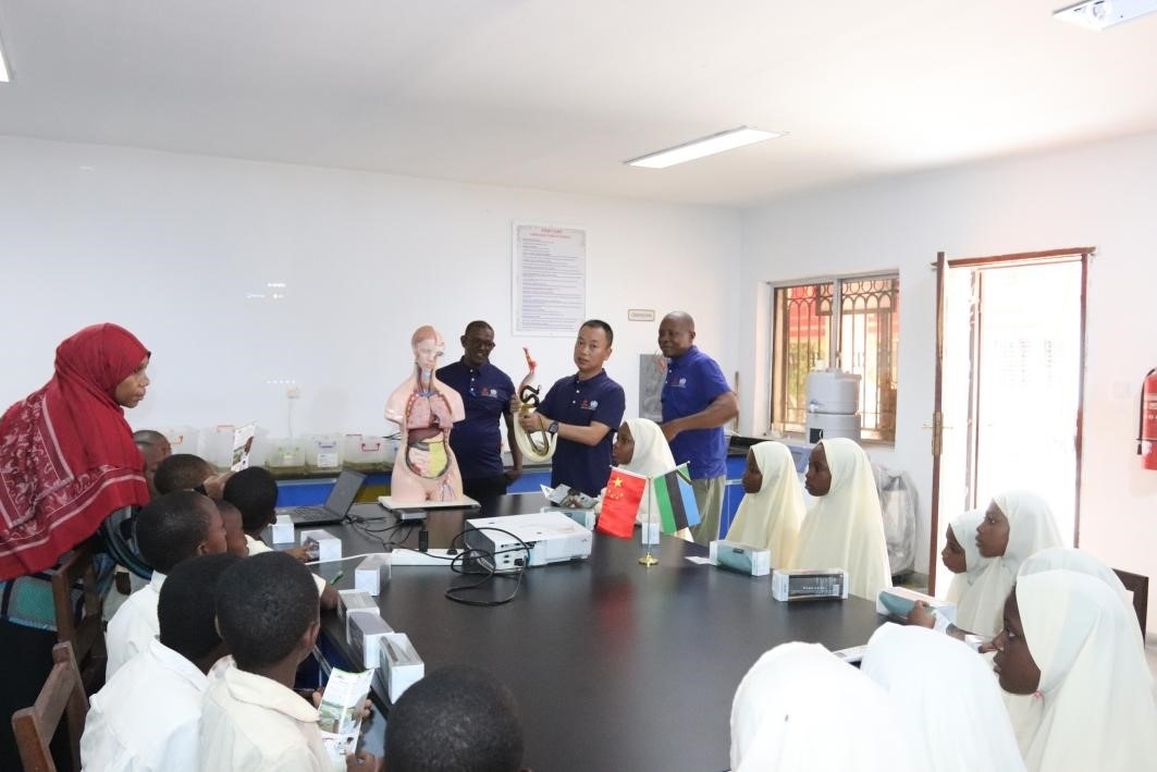 血吸蟲病健康教育講座。施亮攝