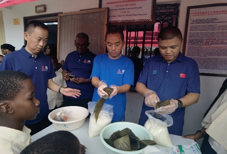 中方專家示范包粽子。施亮攝