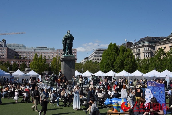 “你好！中國”端午游園會在斯德哥爾摩國王花園廣場舉辦。人民網(wǎng)記者 殷淼攝