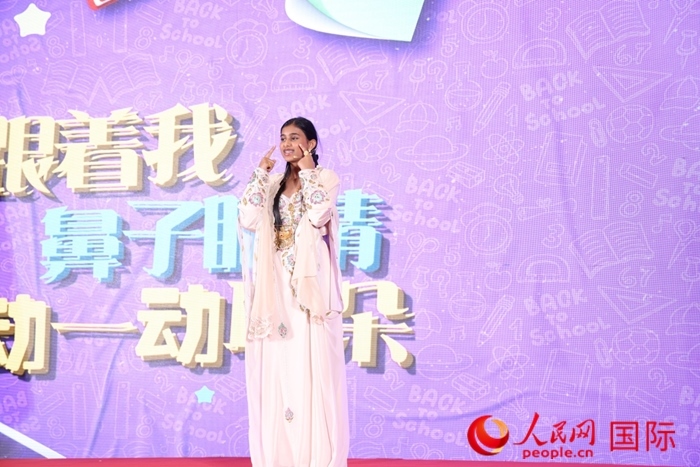 演唱中文歌曲。人民網(wǎng)記者任皓宇攝