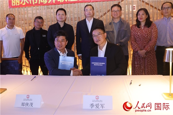 浙江省青田華僑實驗高級中學與巴西里約中國國際學校在座談會上締結為友好學校，青田縣人民政府僑務辦公室主任季愛軍和擔任巴西里約中國國際學校董事長的鄭俠茂作為代表簽署協(xié)議。 人民網(wǎng)記者 時元皓攝