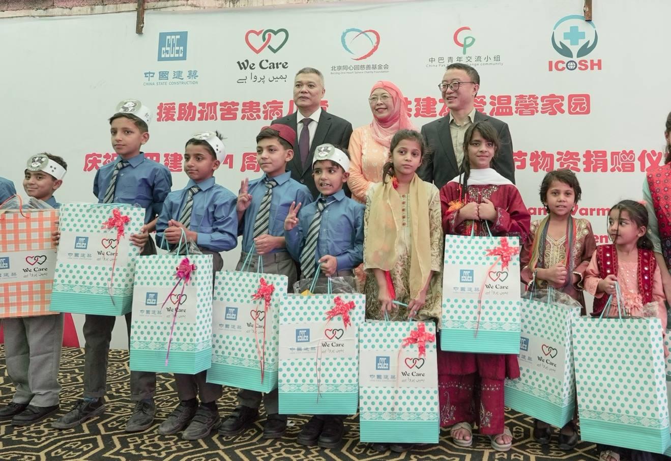 受捐孤兒在儀式上合影留念。瓦加斯·阿赫邁德攝