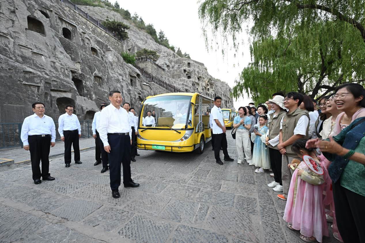 5月19日，習(xí)近平在洛陽龍門石窟考察時，同游客親切交流。