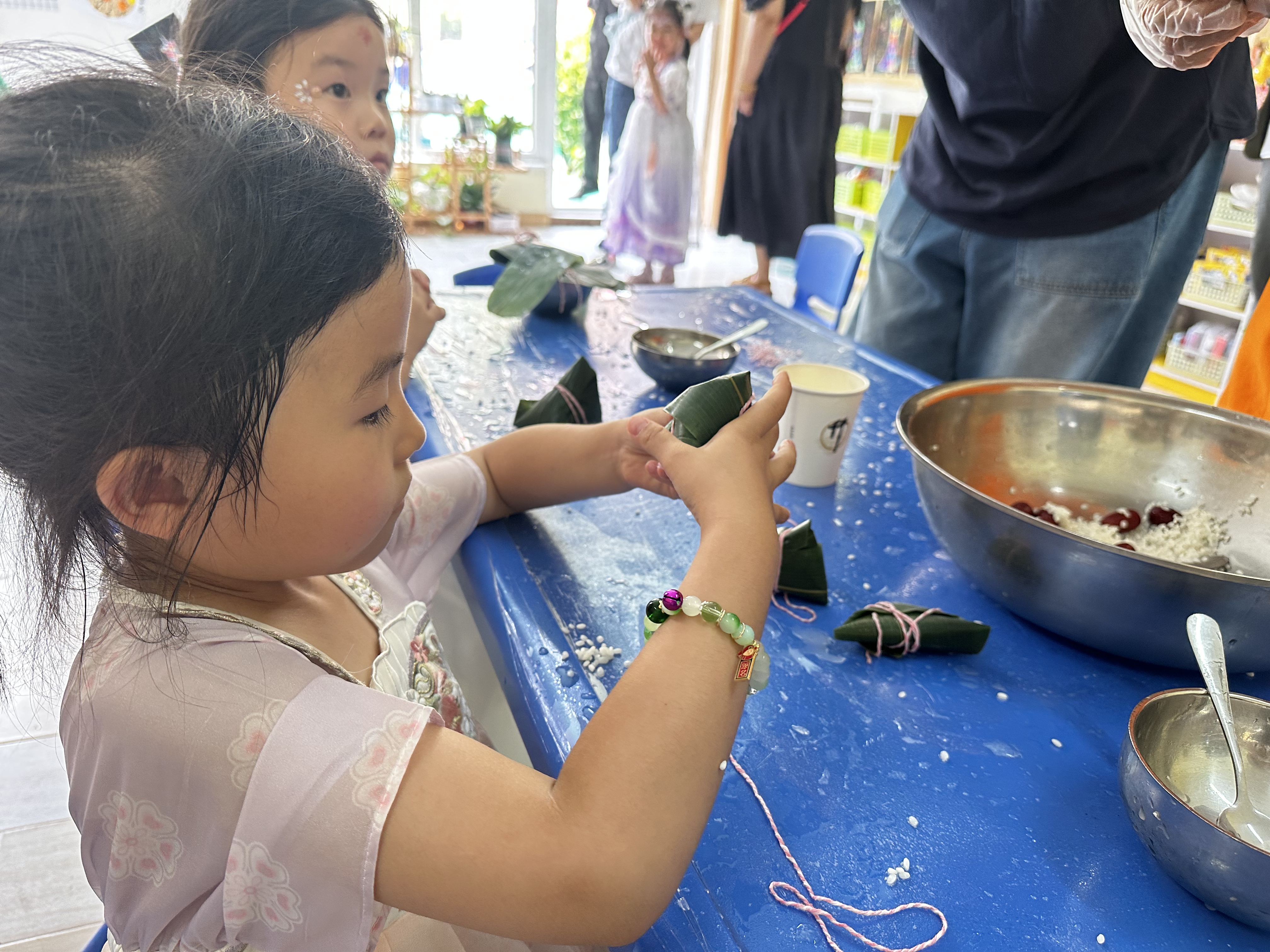 小朋友在體驗(yàn)包粽子。人民網(wǎng)記者 楊虞波羅攝