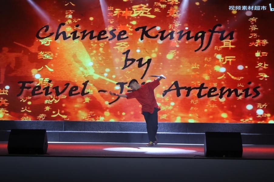 恩星學(xué)校中學(xué)部學(xué)生表演武術(shù)。哈山努丁大學(xué)孔子學(xué)院供圖